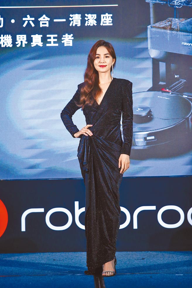 Ella昨出席代言記者會，身穿一襲黑色洋裝，氣質典雅。（鄧博仁攝）