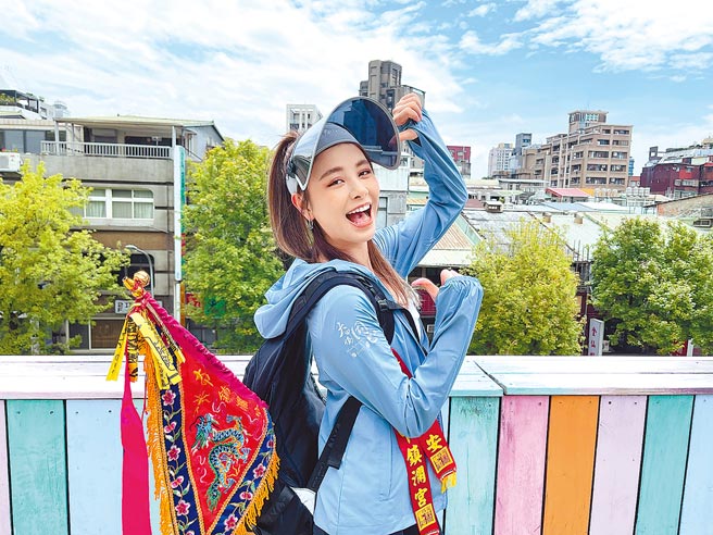 宇珊日前興奮參加台灣地方年度盛事「大甲媽祖遶境」，收穫滿滿。（UV100提供）