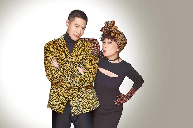 周汤豪（左）和妈妈比莉一起合体拍广告。（Haagen-Dazs提供）