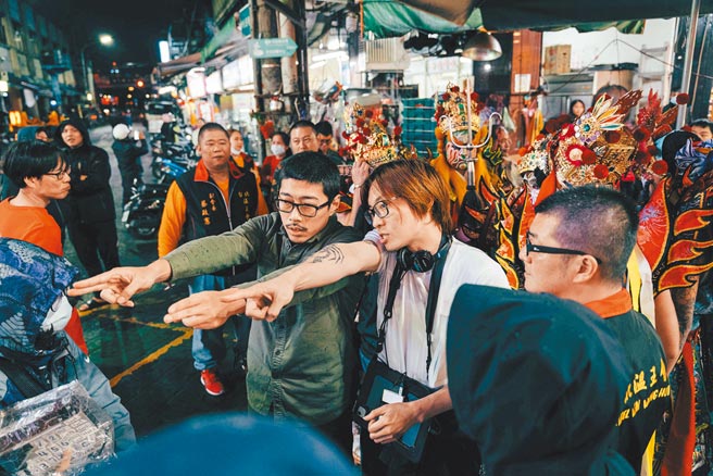 柯孟融（右二）执导的恐怖片《咒》，上映至今票房仍不断增涨。（牵猴子提供）