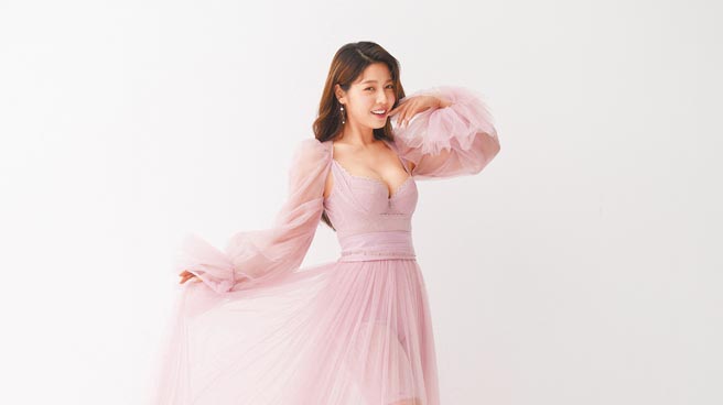 白家绮接下7位数内衣代言，露出D罩杯的姣好身材。（湘滋缇精品内衣提供）