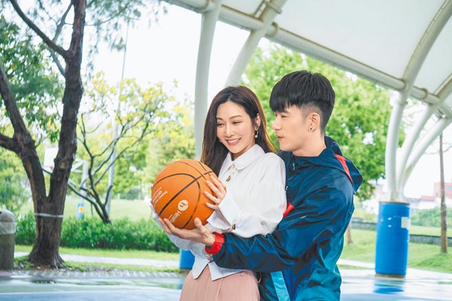 JR纪言恺（右）剧中向曾莞婷告白成功。（TVBS提供）