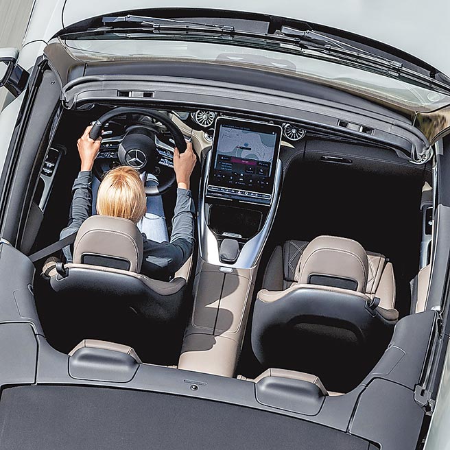 Mercedes-AMG SL 55 4MATIC+內裝以MANUFAKTUR豪華Nappa真皮鋪陳。（台灣賓士提供）