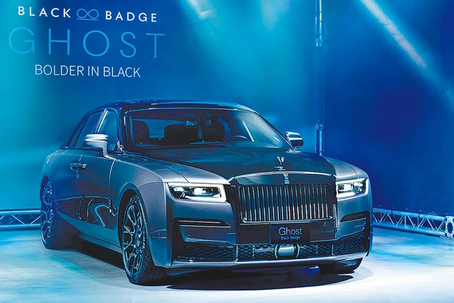 Rolls-Royce全新Rolls-Royce Black Badge Ghost終於登台，圖為採用具有暗黑神祕的雙色塗裝，同時搭配Black Badge台灣專屬套件（474.9萬元），車價高達2409.9萬元。（盛惟提供）