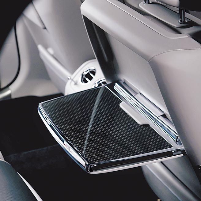 台灣專屬套件之椅背活動餐桌。（盛惟提供）