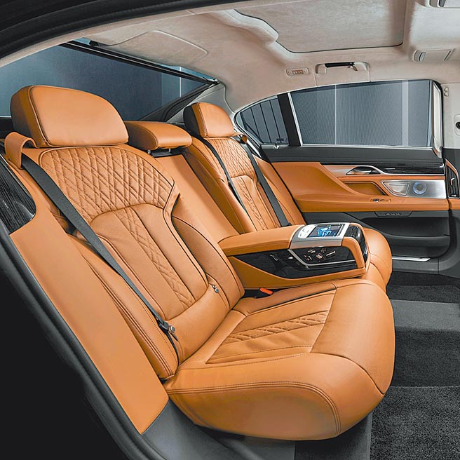 BMW 740Li M Sport層峰旗艦版後座採用舒適型電動座椅含記憶功能、雙後座Alcantara麂皮頭枕、7吋後座專屬控制平板與頂級B&W鑽石級高傳真音響系統。（汎德提供）