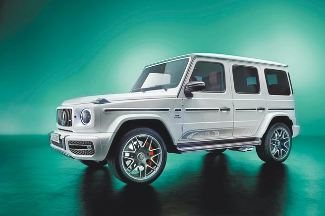 Mercedes-BenzMercedes-AMG G 63 Edition 55特仕版全台僅有5席珍藏機會，車側有Edition 55專屬車側貼飾，售價1031.5萬元起，另可加價選購瓷釉白車色（見圖）。（台灣賓士提供）