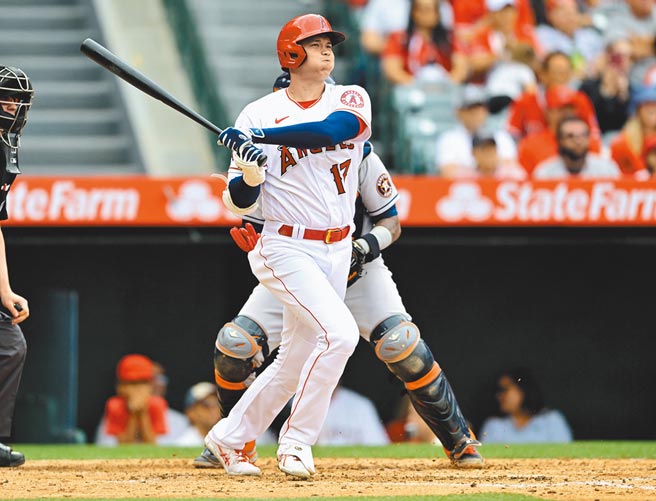 大谷翔平昨在3局敲出二垒安打的表情很逗趣。（路透）