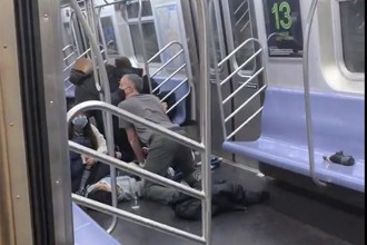 影》直擊紐約地鐵槍擊 車廂冒煙乘客尖叫奔逃 傷者倒月台滿地血