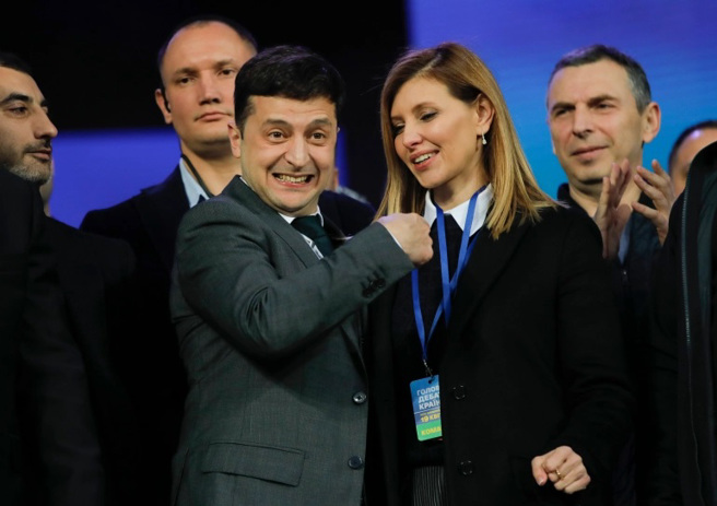 2019年乌克兰大选前夜，泽伦斯基与妻子泽伦斯卡的选前之夜活动。(图/美联社)