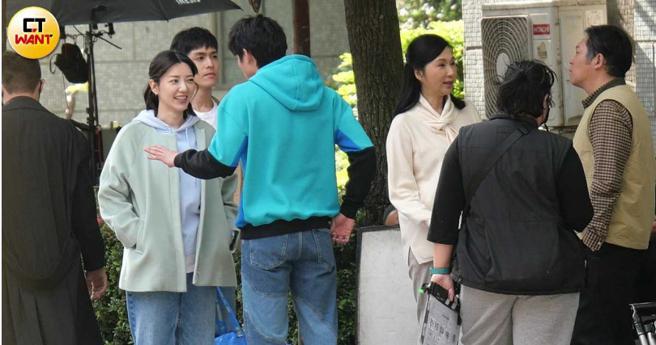 張玉嬿身旁的卜學亮不知是否刻意把頭髮塗白，兩人應該是演長輩角色。（圖／本刊攝影組）