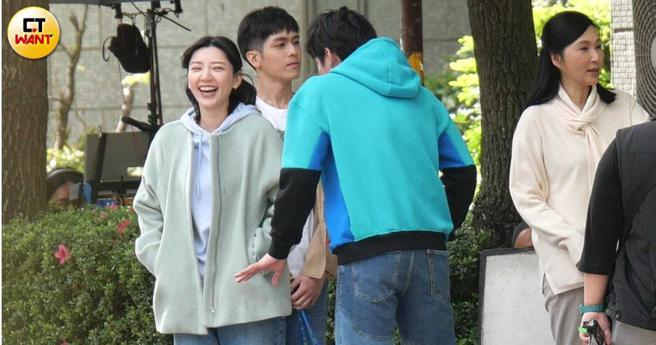 范少勳在空檔把郭雪芙逗得樂不可支。（圖／攝影組）