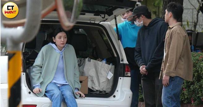 郭雪芙等戲時突然露出厭世表情，靈動雙眼瞬間變死魚眼。（圖／本刊攝影組）