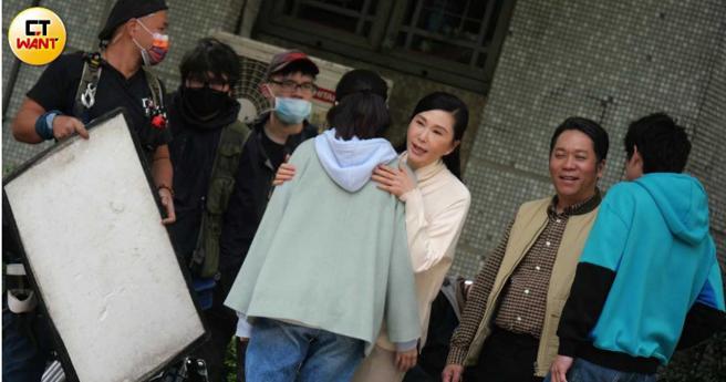 張玉嬿給郭雪芙一個擁抱，頗有新舊玉女接棒之感。（圖／本刊攝影組）