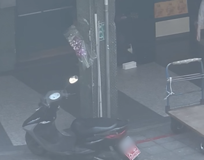 有网友贴图指出，男子平时就是在这路口唱歌。（翻摄自脸书社团《我是永和人》）