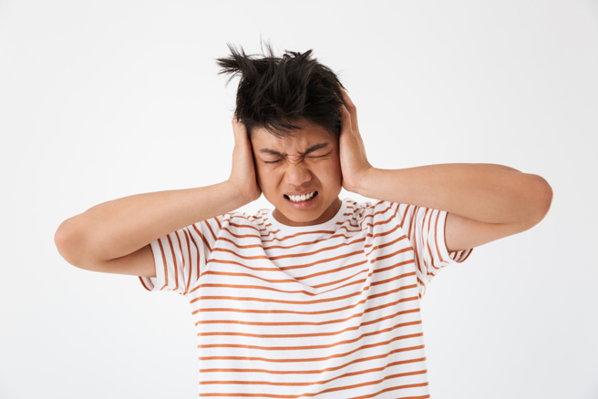 一名家住永和的网友崩溃表示，他住的地方经常有男子在街口驻唱，吵得他受不了。（示意图／Shutterstock）