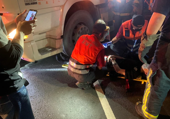 北市公館砂石車與機車對撞，騎士卡車頭下方逃過死劫 。(民眾提供)