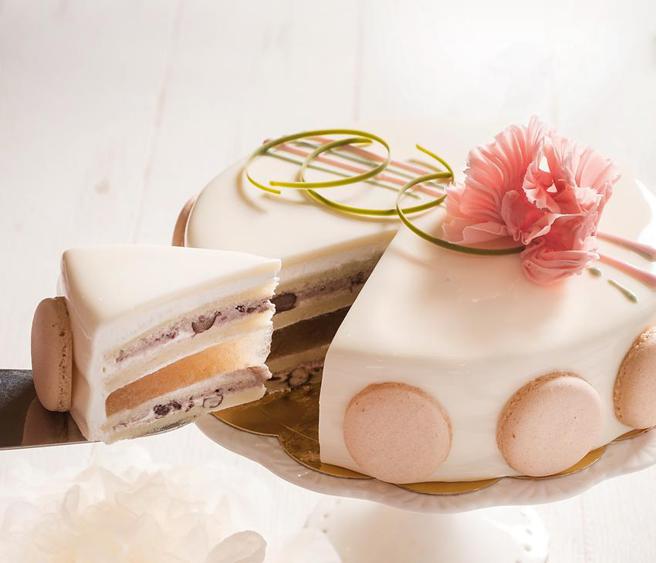 （一礼烘焙母亲节蛋糕吹宫廷养生风，「藏爱美肌蛋糕」採银耳、红枣、红豆完美搭配。图／一礼烘焙提供）