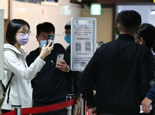 疫情指挥中心推动「台湾社交距离App」取代实联制，民眾只要出入特定场所，包括医疗院所、餐厅、宗教遶境等，停留时间较长达2分钟，且有人员管制的场域，都可以使用社交离App。（图／示意图，记者陈俊吉摄影）