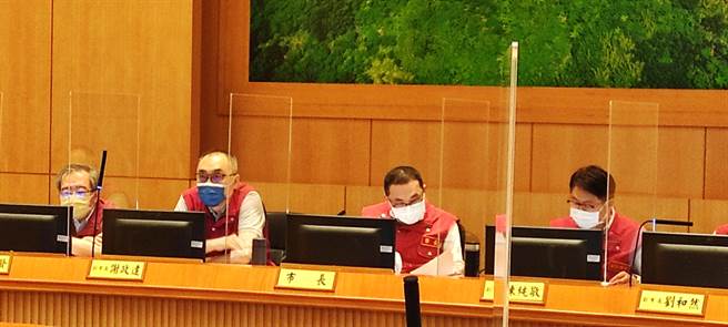 市長侯友宜（中）13日主持甚至會議表示，疫情還未到高峰，確診數只會再往上，現在是大浪來了，即將面臨海嘯。（陳慰慈攝）