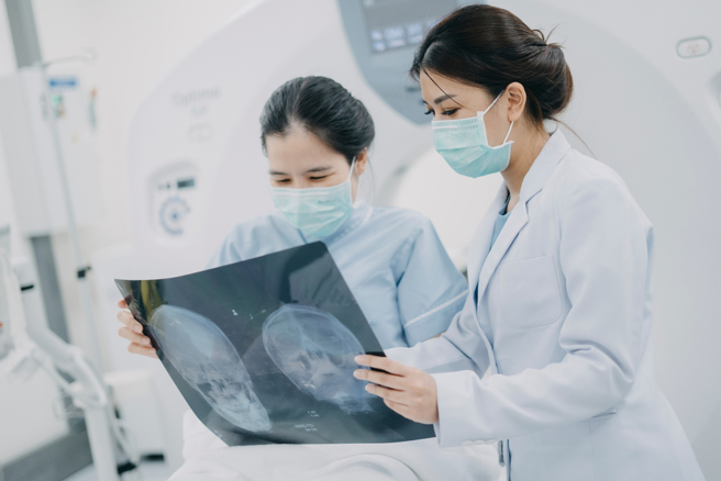 走路歪斜不一定是中風 早晨特別頭痛等8症狀 當心腦瘤。(示意圖/Shutterstock)