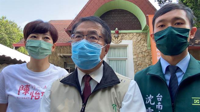 台南市长黄伟哲说，台南支持中央放宽停课标准，但12岁以下还没打疫苗，停课标准可採更严格的标准。（曹婷婷摄）