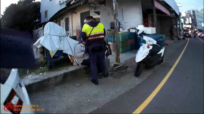 阿伯，免惊有我在！台中市一名老人找不到路，惟恐其于路上行走发生意外，民眾寻求警方协助，员警立即以巡逻车护送返家。（民眾提供／卢金足台中传真）