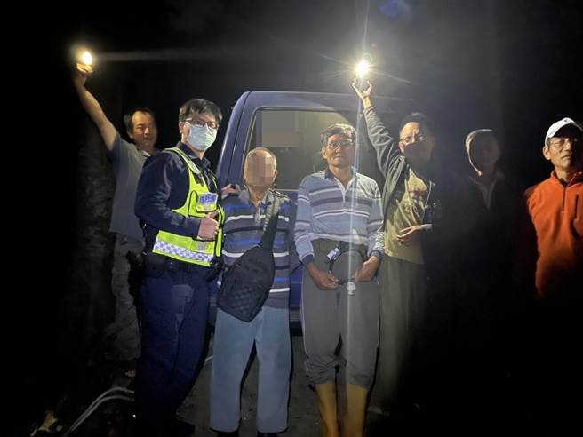 台中市一名男子迷途车卡山沟，太平警靠电线杆助脱困。（民眾提供／卢金足台中传真）