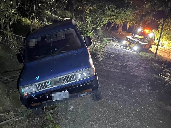 男子受困之际又无法说出所在地点，连车辆轮胎都卡到路旁边坡山沟，幸获员警救援。（民眾提供／卢金足台中传真）