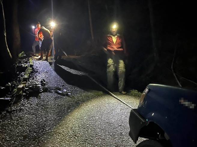 男子受困之际又无法说出所在地点，连车辆轮胎都卡到路旁边坡山沟，幸获员警救援。（民眾提供／卢金足台中传真）