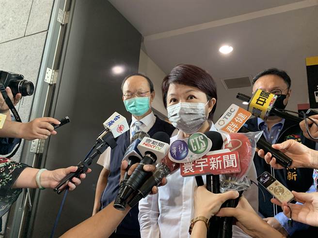 台中市长卢秀燕上午表示，这两天将邀集家长、教师等团体讨论，倾听大眾意见，并于1、2天内决定中市停课标准。(林欣仪摄)