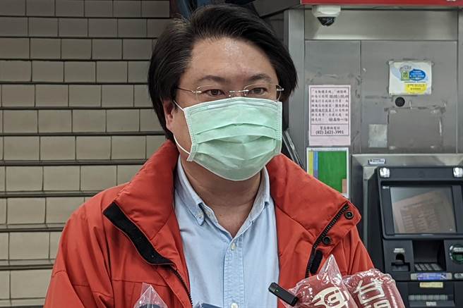 基隆市长林右昌强调，防范新冠肺炎县市间不用单打独斗，可以相互分享经验与政策。（陈敬哲摄）