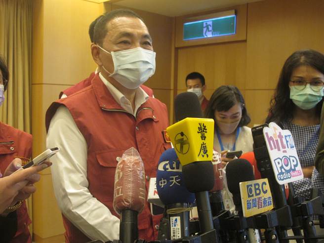 新北市長侯友宜今主持市政會議會受訪表示，新北市除了尊重中央的一致性標準以外，也列了３項參考因素來做好彈性應變的機制。（陳慰慈攝）
