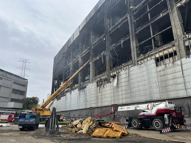 桃园市芦竹区美福仓储3月10日发生大火，清运期限为12日但仍清不完， 环保局下午要现场勘查开罚。（陈梦茹摄）