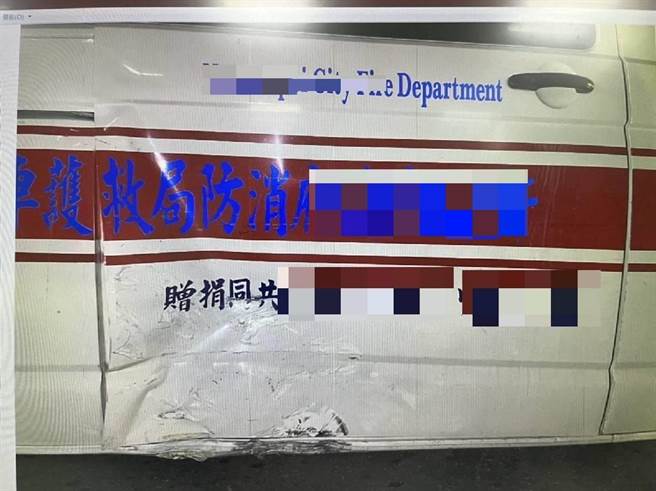 救護車右側車門損毀。（民眾提供）