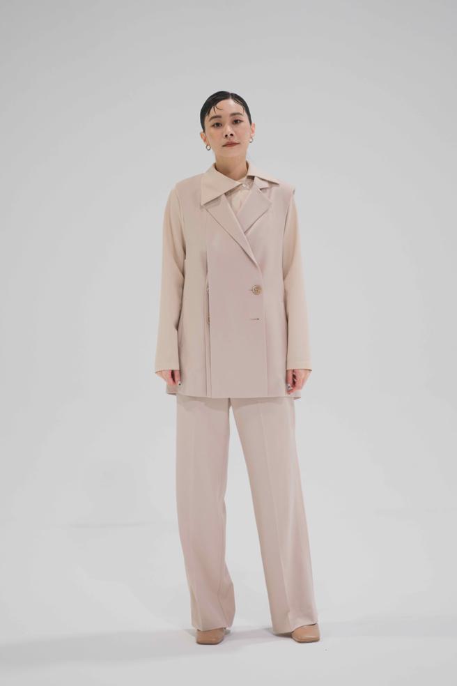 鄭宜農大方分享過去就讀舞蹈班大秀劈腿擺態黑歷史。（火氣音樂提供）
