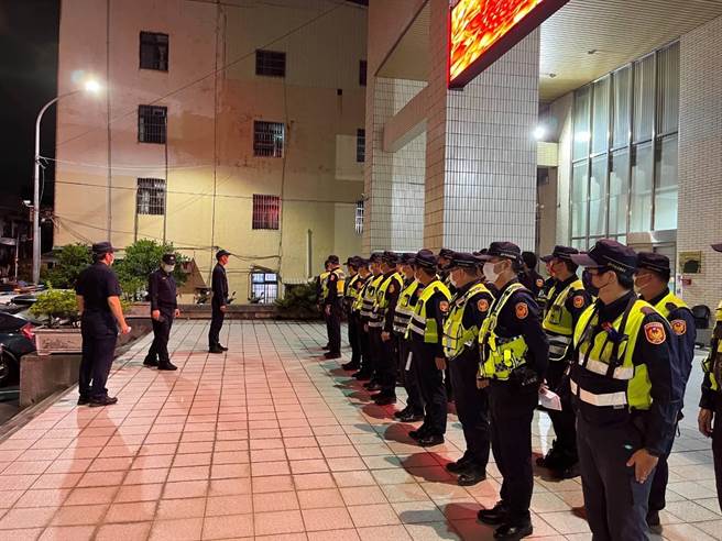 乌日警分局长吴铭渊亲自主持勤前教育后，出发前往临检处所威力扫荡。（民眾提供／卢金足台中传真）