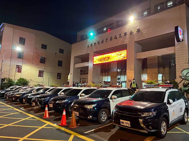 乌日警分局为展现「维护治安、扫荡不法」的决心，扩大临检威力扫荡，实施临检、路检，逐一盘查、揪出不法，彻底扫除犯罪。（民眾提供／卢金足台中传真）