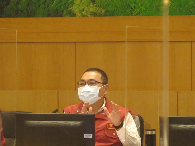 新北市长侯友宜主持市政会议，新北市警察局长黄宗仁报告表示，电子围篱若发生告警简讯无法寻获，将比照重大刑案成立专案小组协寻。（陈慰慈摄）