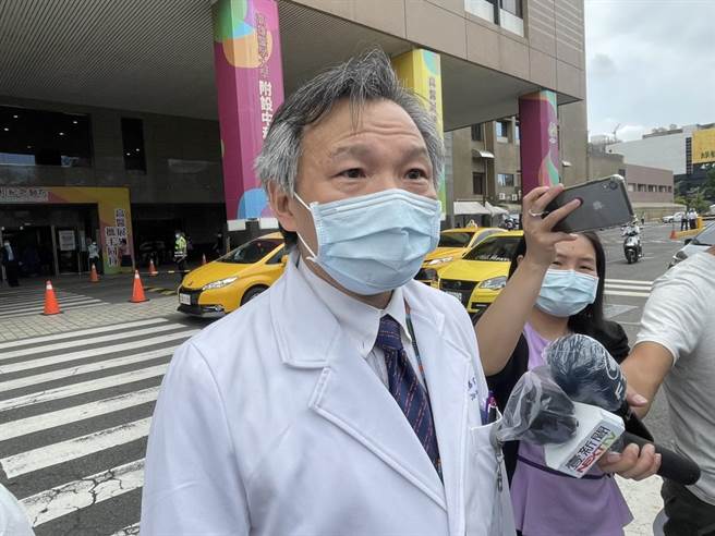 高雄醫學大學附設中和紀念醫院傳出有確診足跡，院方接獲通報後，緊急採取應變措施，釐清個案風險後，立即召回所屬員工及場域內同時段接觸對象，共採檢近1000人，幸虧受採者全數皆為陰性。（洪浩軒攝）