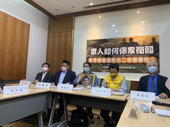 陆军第六军团269旅中尉黄志劼两年前因为不堪遭受长官长期压迫、霸凌、压榨自缢身亡，不过检方侦结认为部队长官、下属犯罪嫌疑不足，刑事不起诉。台湾陪审团协会军冤小组今天召开记者会提出疑点，要求全案重启调查，并呼吁行政院下设军冤委员会。（杨孟立摄）