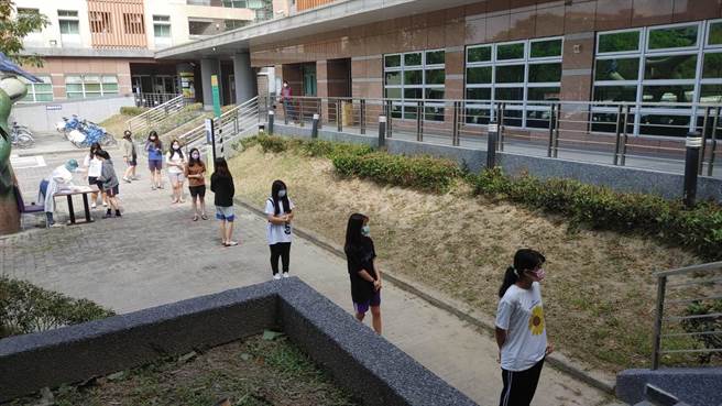 国立高雄科技大学燕巢校区宿舍12日晚间获报有1名学生确诊，学校紧急启动应变措施。（高科大提供／林瑞益高雄传真）