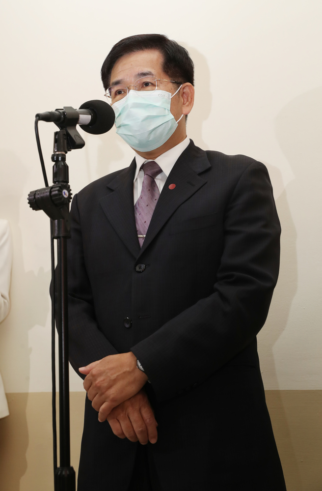 本土疫情爆發，目前全台共有18縣市、274所學校停課，教育部公布新的停課標準，引發家長、老師怒火。對此，教育部長潘文忠（中）13日在立法院受訪回應。（劉宗龍攝）