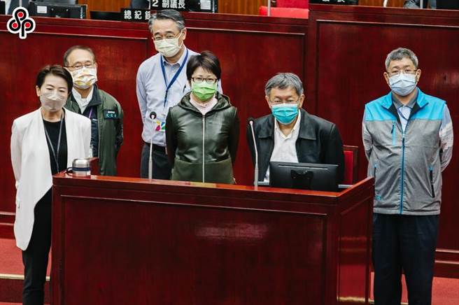 台北市劳动局长陈信瑜（中）争议不断，日前遭国民党议员爆料，疑似用行政资源替副市长黄珊珊拉票，有行政不中立之嫌，甚至以标案图利前机要，同时遭《镜电视》指控劳动局将劳检资料外泄给立委。（本报资料照片）