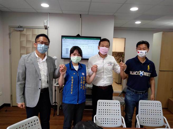 国民党台北市党部13日公布今年台北市议员第5选区（中正、万华）选情民意调查，最终由恢復党籍的现任议员锺小平胜出（右二）。（国民党北市党部提供）