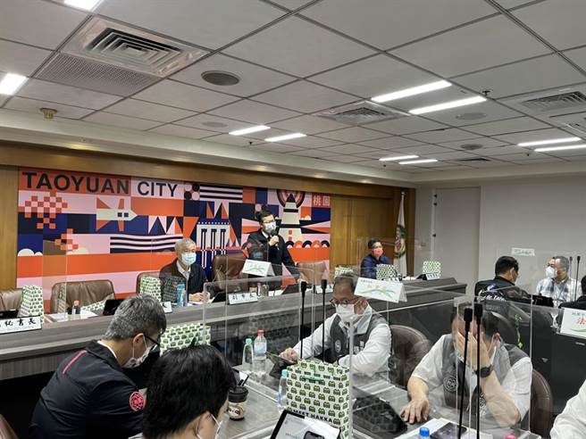 桃园市长郑文灿表示，桃园已开发线上医疗软体，并搭配药师送药服务。（陈梦茹摄）