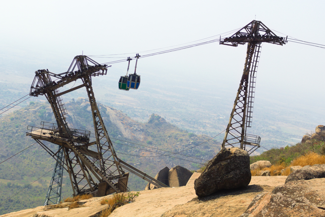 印度近日發生一起纜車相撞事故，導致60多人受困於高空。(示意圖/達志影像)