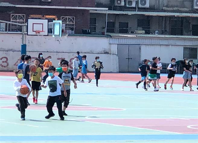 金門縣府今天敲定，國小學童只要1例確診就全班停課，2例（含）以上全校停課。圖為全縣最大的中正國小今早上課情形。（李金生攝）