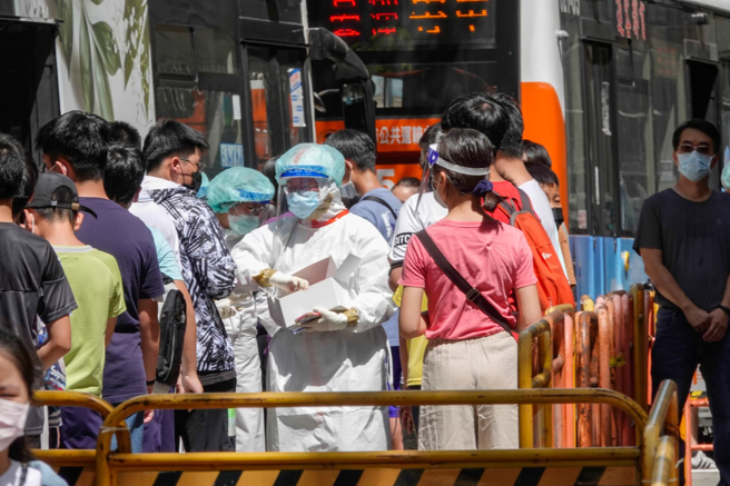 全國校園停課標準卻應聲放寬，但12歲以下學生無疫苗可打，12~18歲族群第三劑也遲遲未開打，感染科權威李秉穎表示，萬一本土疫情持續擴散，兒童的感染會是一個很大的問題，以死亡率千分之一計算，恐怕也會帶來近百名兒童死亡。（圖／示意圖，記者黃子明攝影）