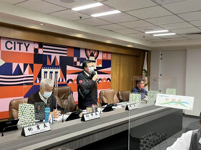 桃园市长郑文灿13日主持市政会议，听取航空城优先产专区土地标售案报告。（陈梦茹摄）